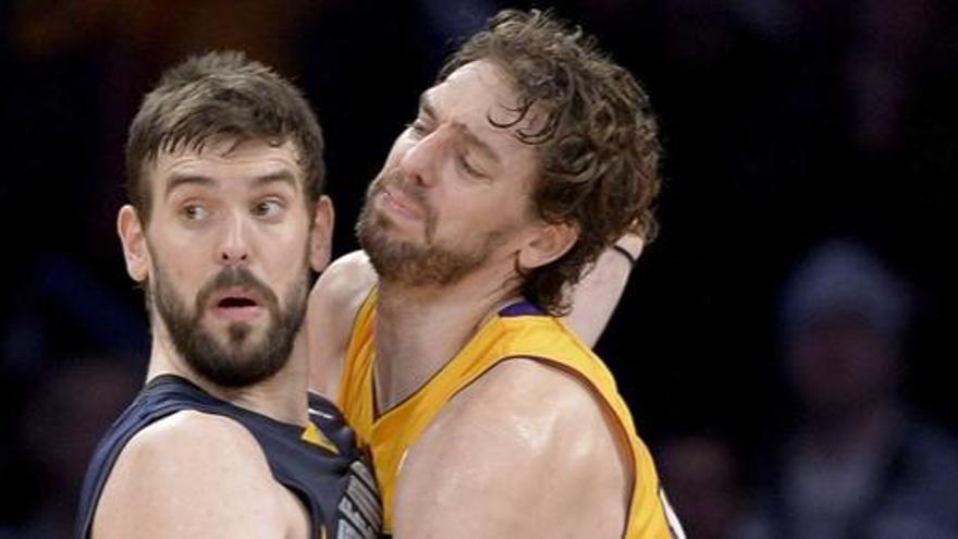 Pau Gasol y su hermano Marc, en un partido.