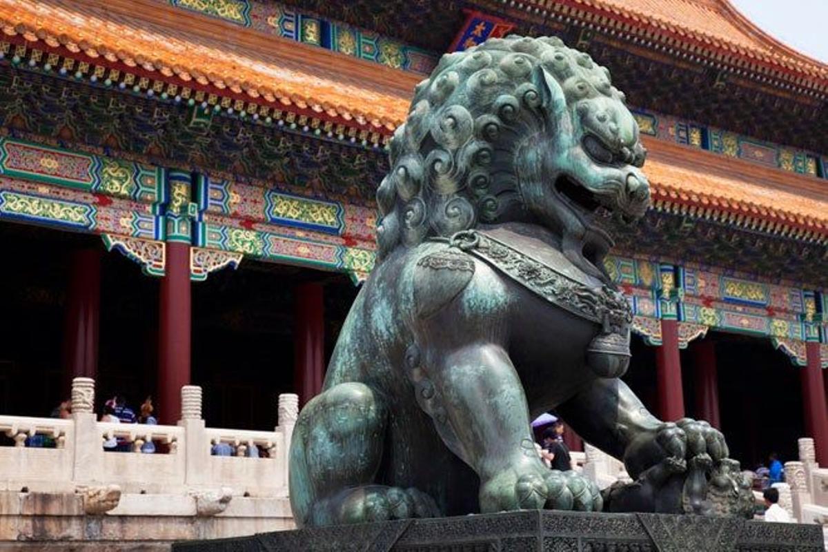 Estatua de un león de bronce en la Ciudad Prohibida de Pekín.