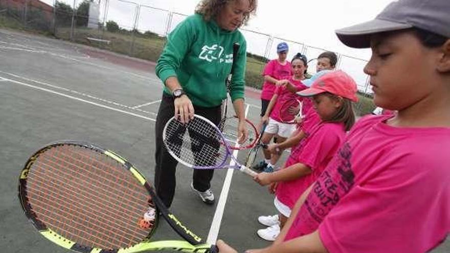 Rosa Domínguez, con un grupo de alumnos.