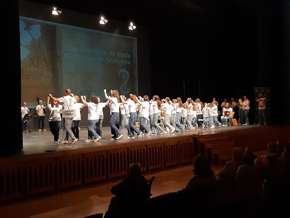 Los integrantes de El Ventolín, en pleno baile