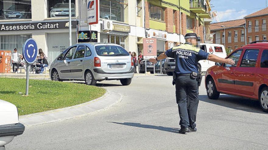 Un agent de la Policia Local regulant el trànsit a l&#039;entrada centre de Berga