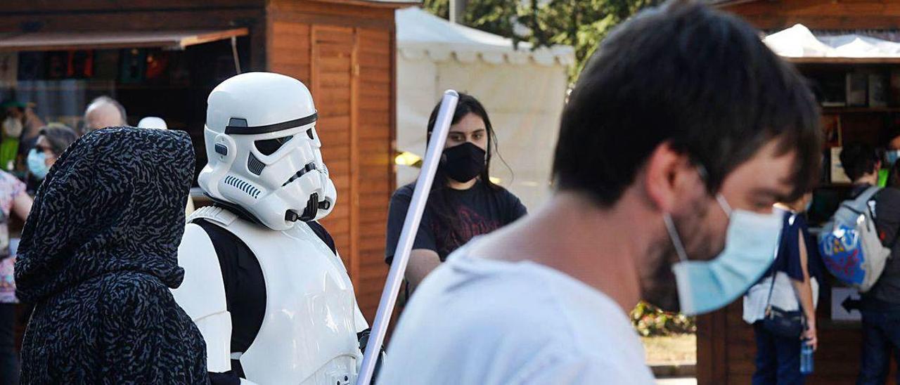 Un soldado imperial junto a las casetas del Celsius este pasado sábado.