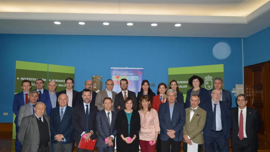 Foto de grupo de la presentación de ayer de la feria ´Expomed´, que tuvo lugar en la Consejería de Sanidad.