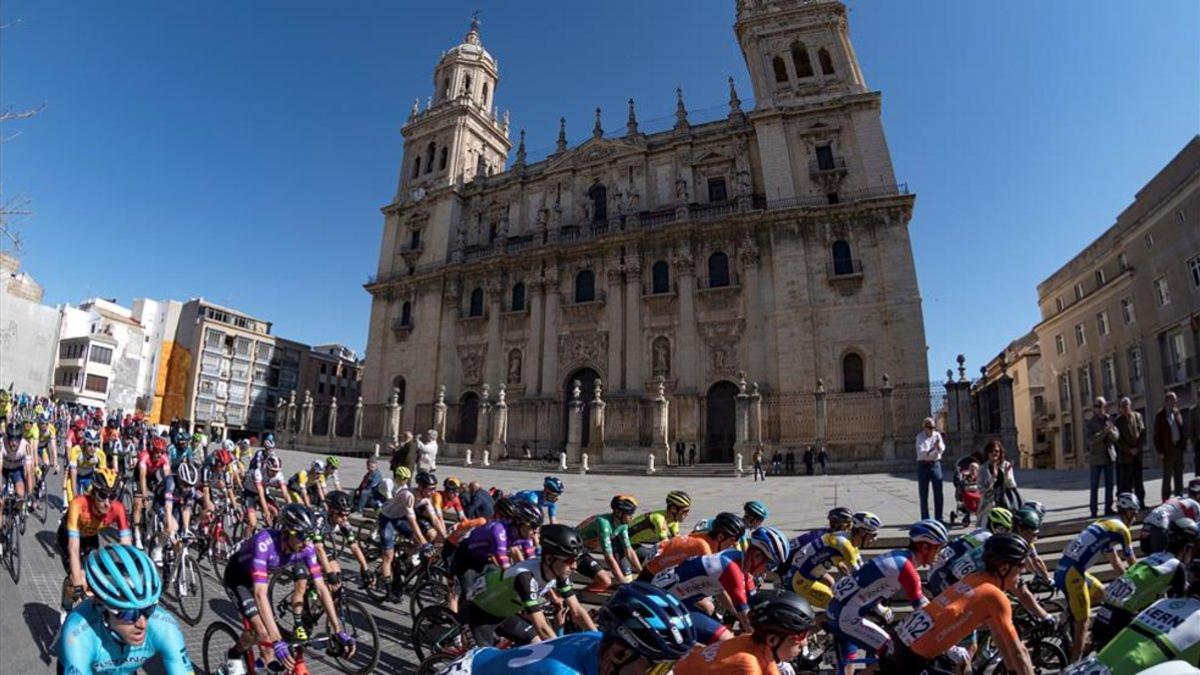 El pelotón a su paso por Jaén