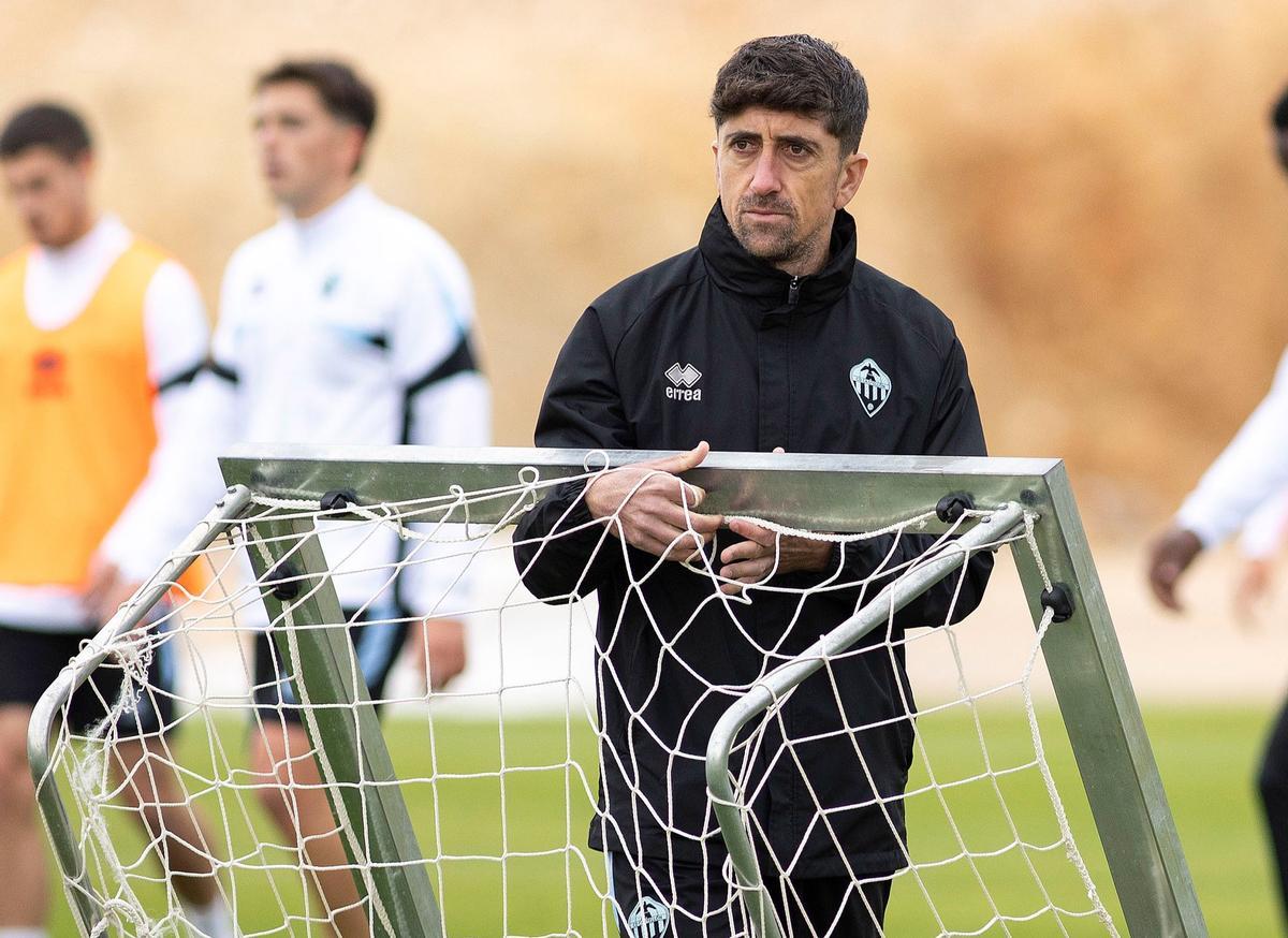 El técnico Pablo Hernández ha pedido tener los pies en el suelo ahora que todo va a favor.