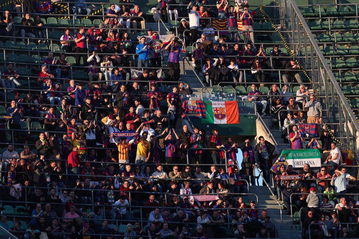Centenares de aficionados culés se emplazaron a Sevilla para presenciar el Betis-FC Barcelona