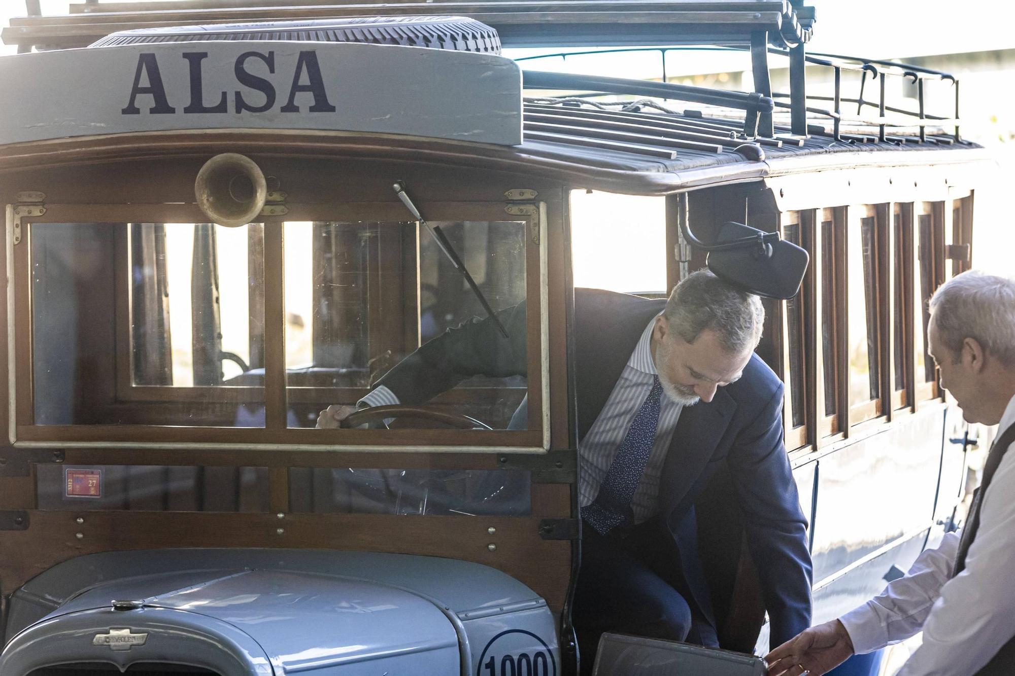 EN IMÁGENES: El Rey visita la estación de autobuses de Oviedo para conmemorar los 100 años de Alsa