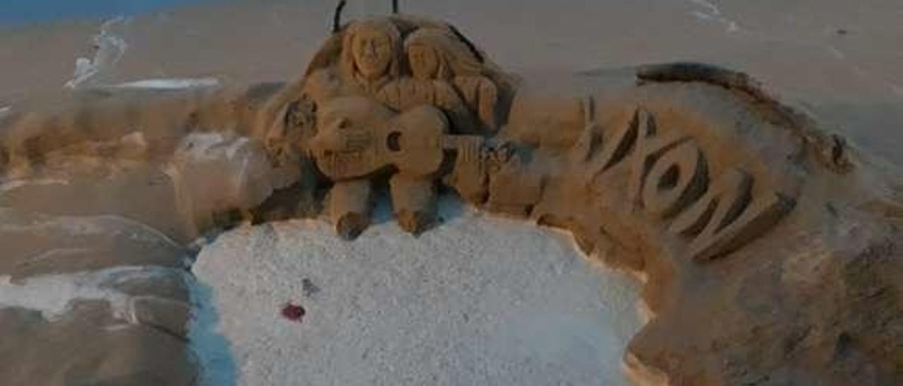 Espuma sucia en el hueco de una escultura de arena en la playa.