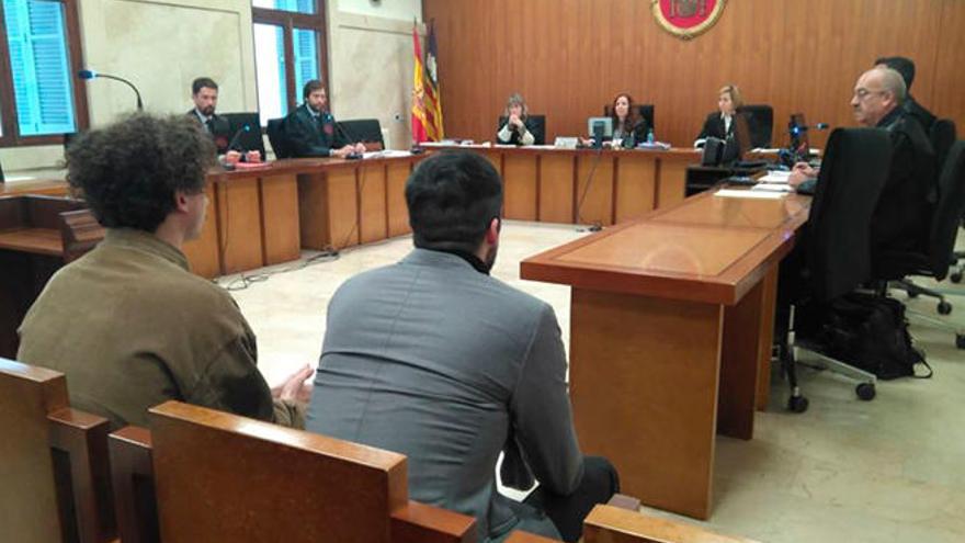 Condenados por odio dos jóvenes que agredieron a un militar en Palma