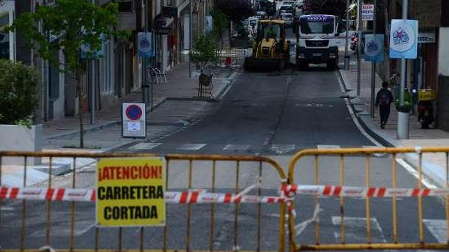 La calle cortada y al fondo la maquinaria. // Gonzalo Núñez