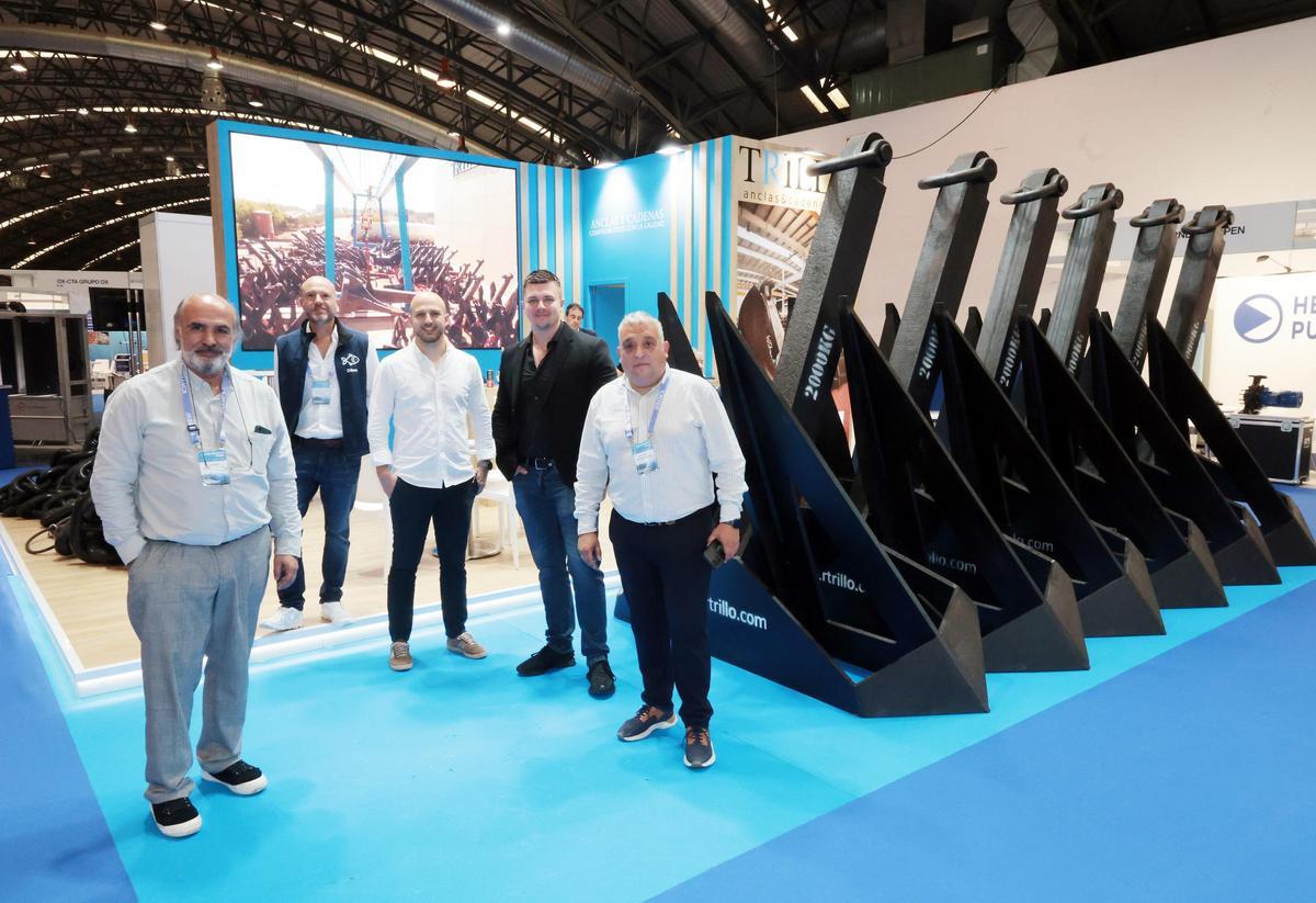 Equipo de &quot;Trillo Anclas y Cadenas&quot;, con más de 100 años de experiencia, ante su estand en la feria Aquafuture