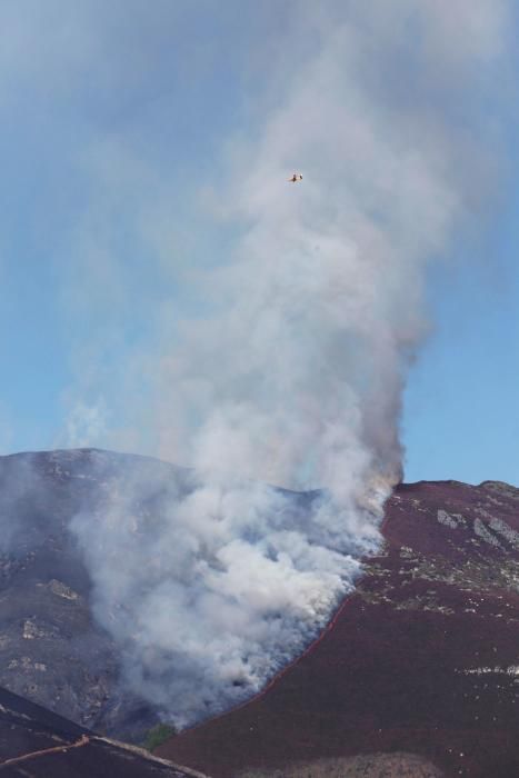 Incendio forestal en Ibias, visto desde Torga.