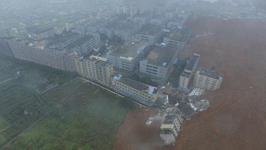 59 desparecidos por un alud en China que enterró 33 edificios