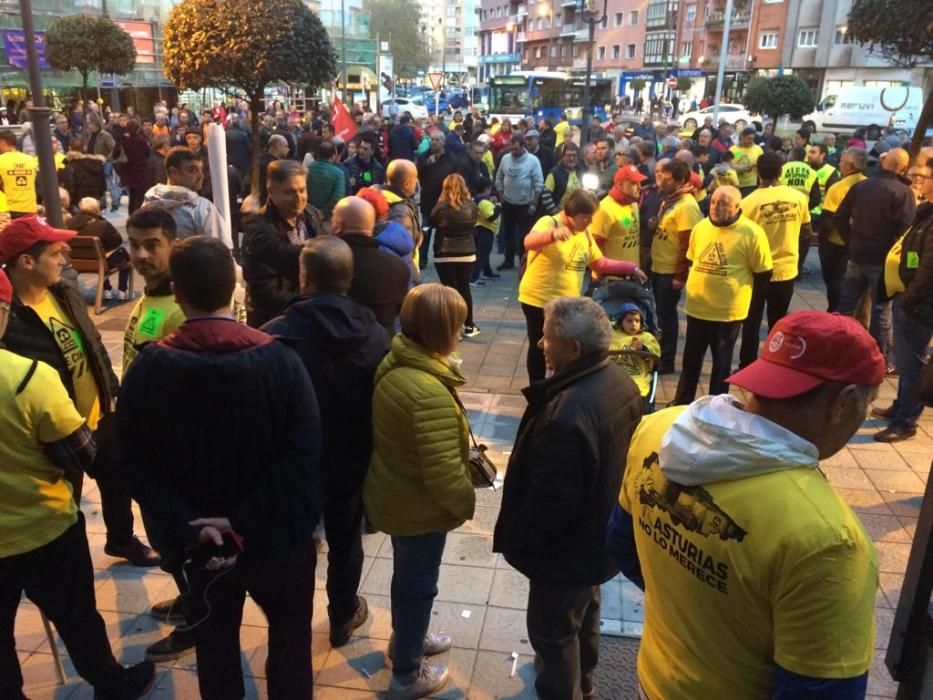 Multitudinaria marcha de "Alcoa no se cierra" en Avilés