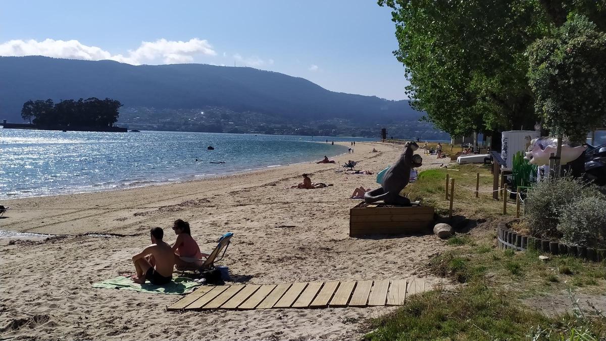 La playa de A Punta de Cesantes, que carece de vigilancia en el arranque del verano.
