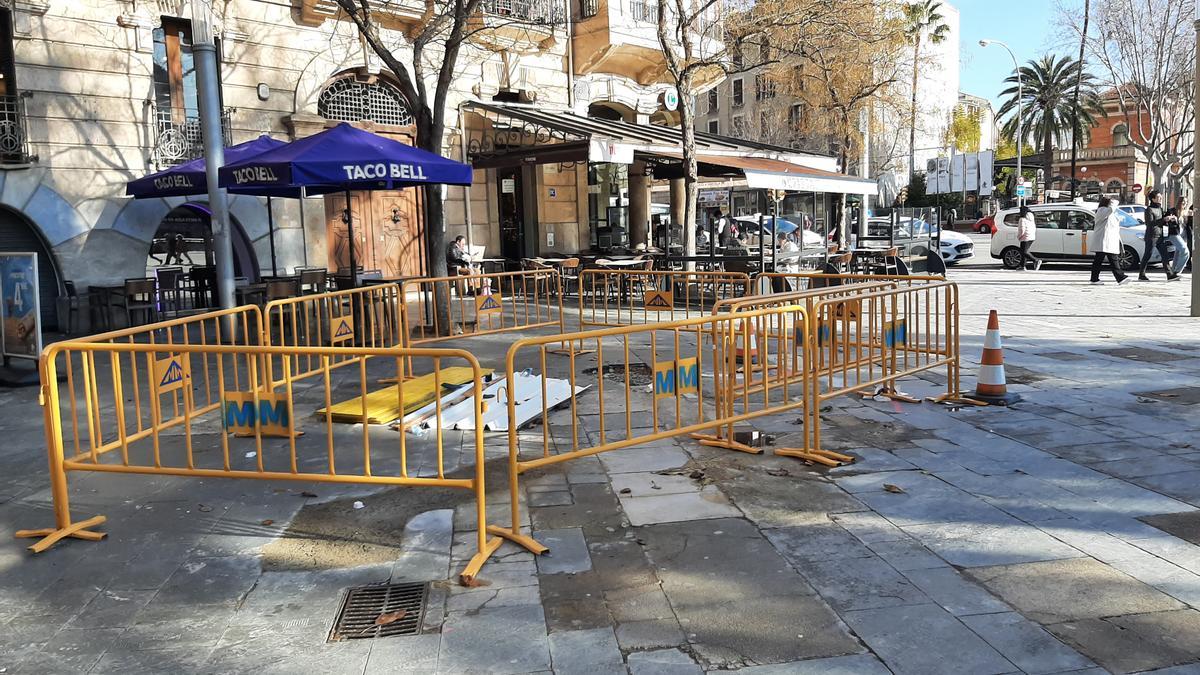 Desde el pasado día 9 de febrero se están realizando catas en la plaza de España para  localizar los servicios afectados y hacer la planificación definitiva.