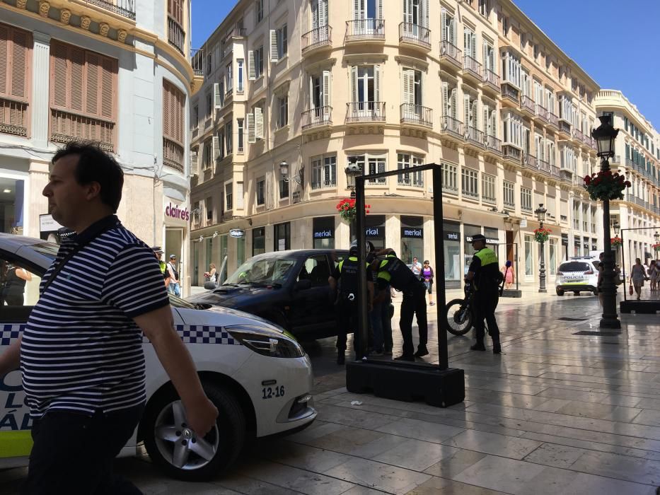 Detención de un hombre con su coche en la calle Larios.