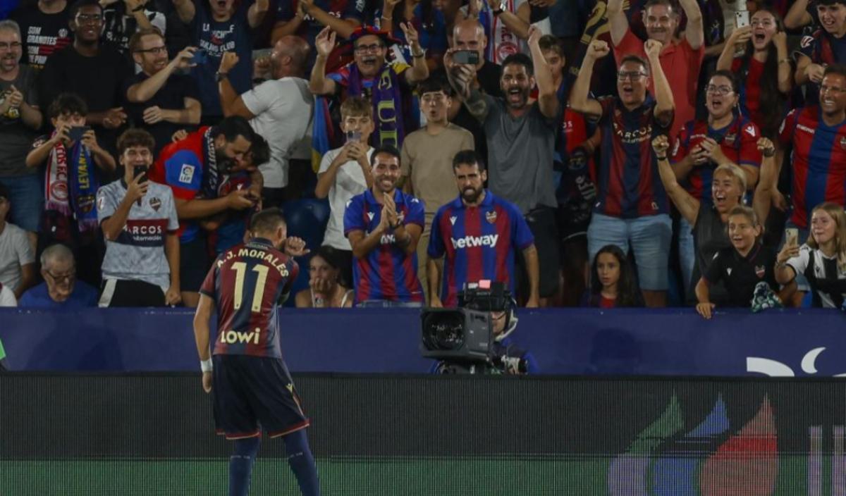 José Luis Morales celebrando su gol ante el Barcelona