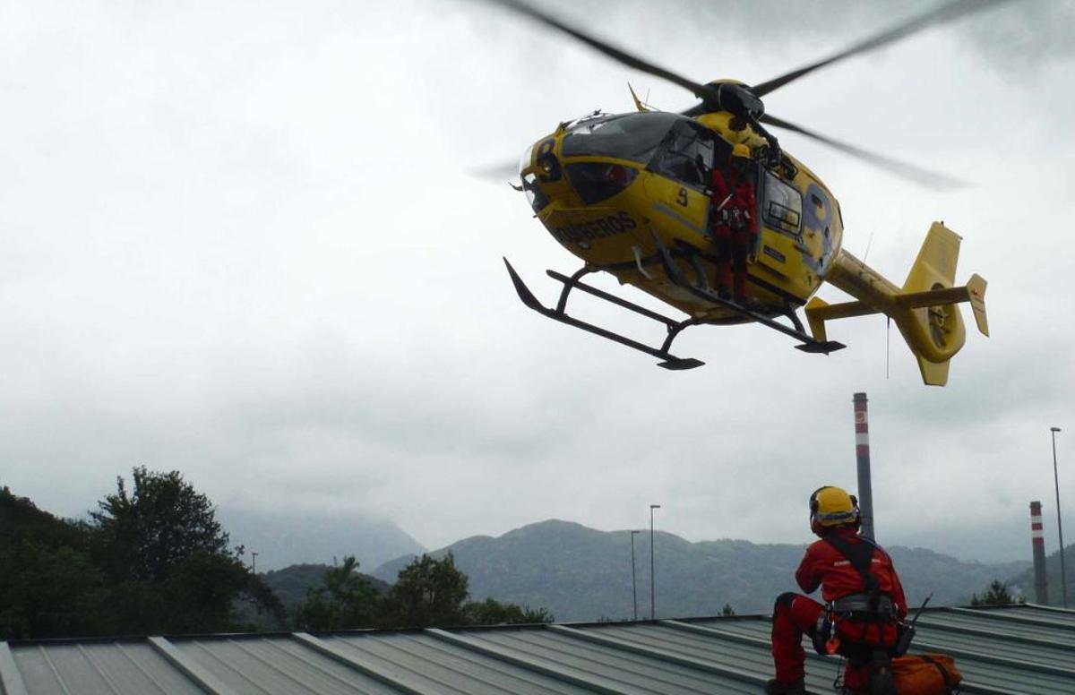 Herido grave un trabajador en Las Segadas por una explosión en un camión cisterna