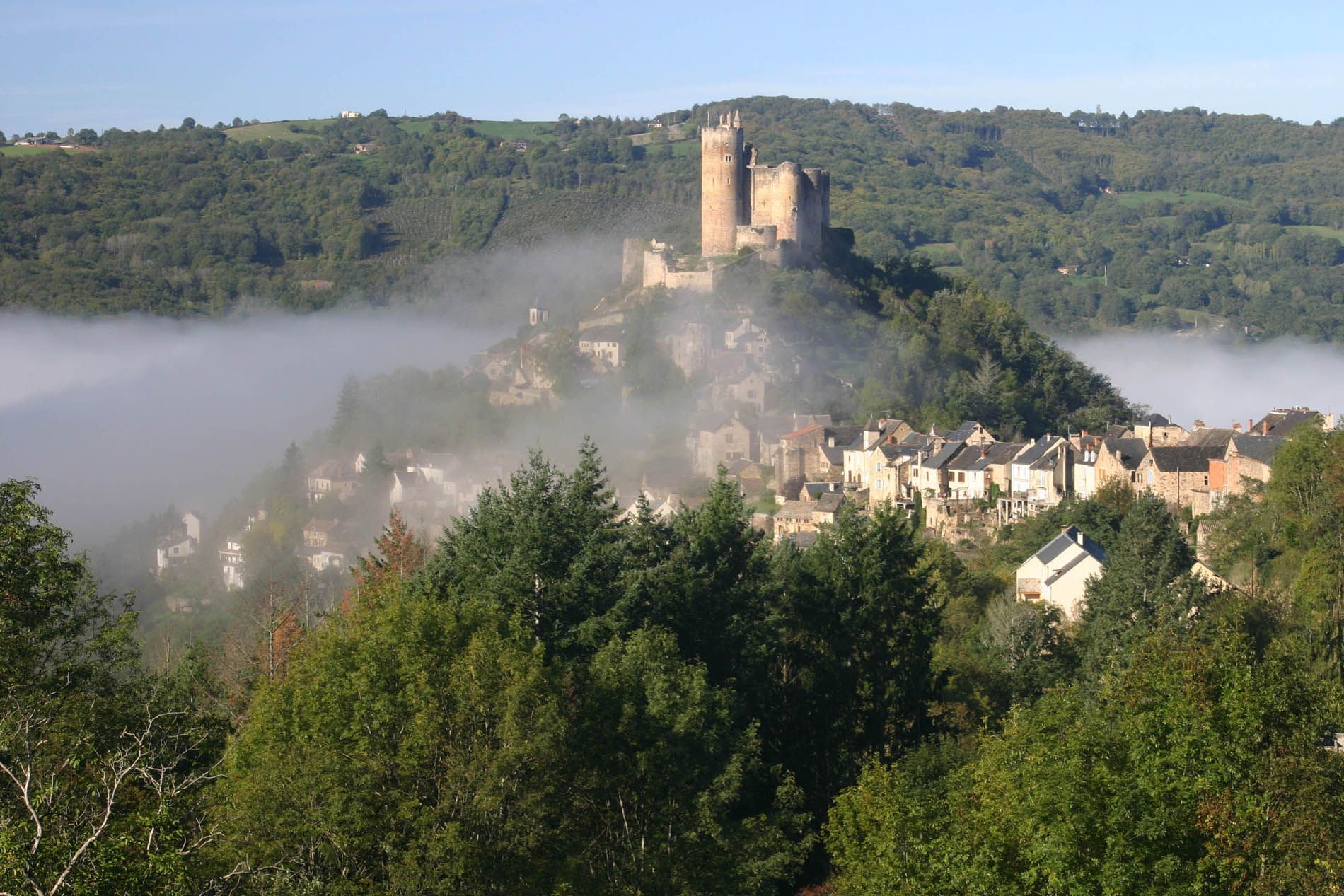 Si subes al castillo vas a ver por encima de las nubes.