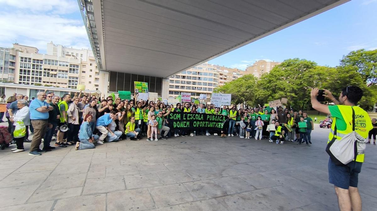 Concentración a las puertas del Ayuntamiento de Benidorm.