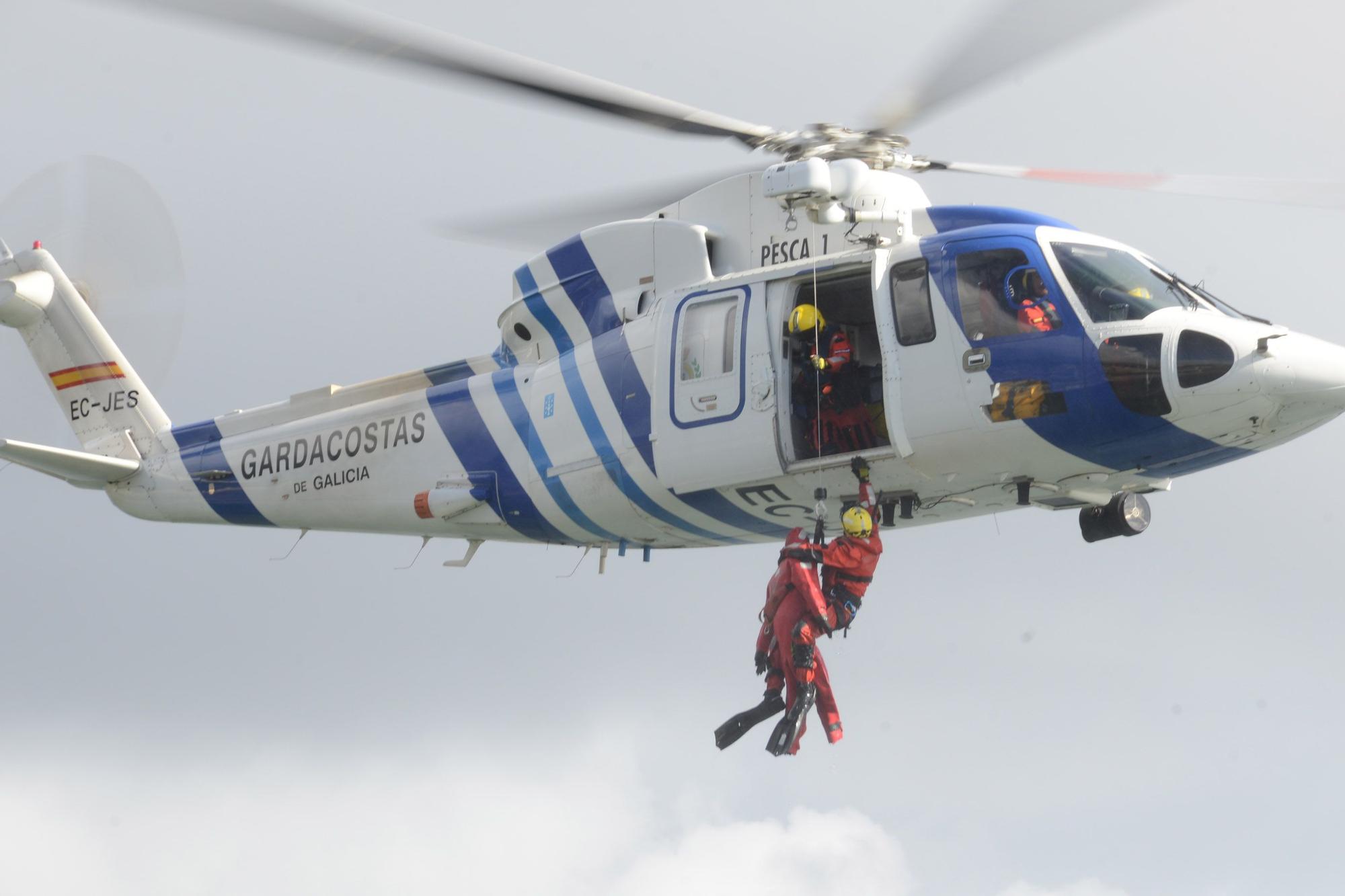 Escenas del simulacro de rescate frente a Moaña.