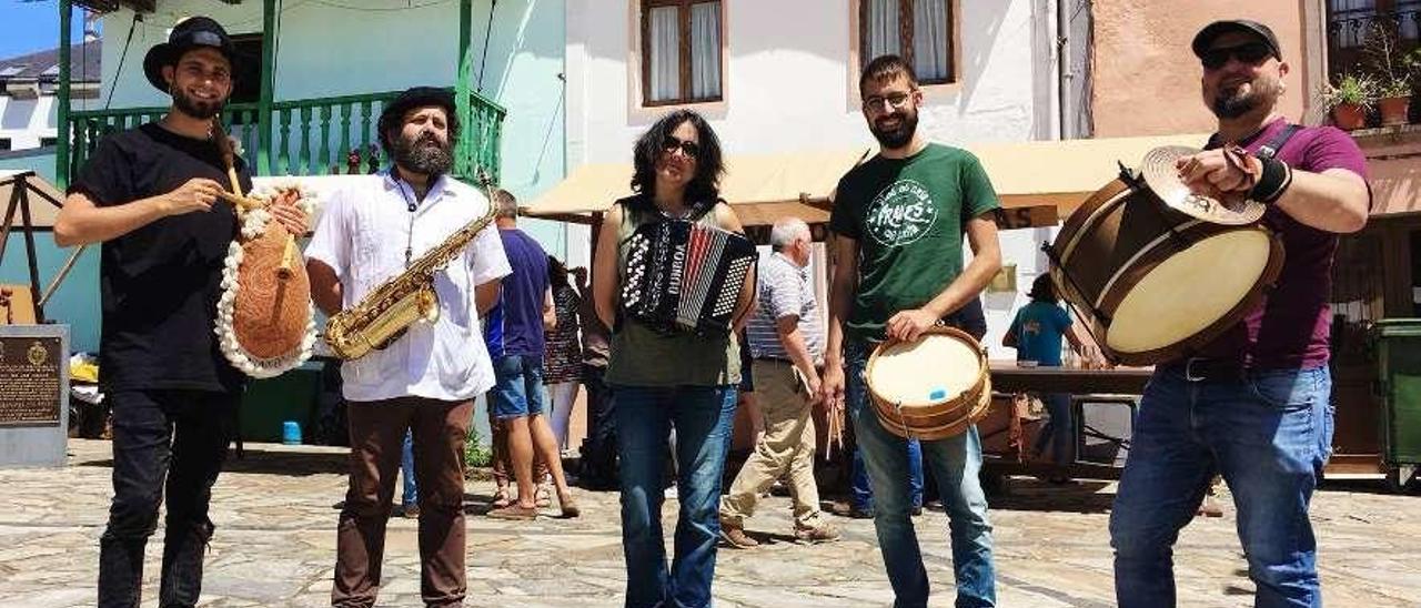 &quot;Caldo y Os Rabizos&quot;, en una actuación en San Martín de Oscos.