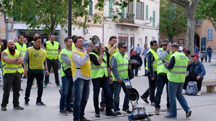 Manifestantes en la céntrica plaza Espanya, ante el consistorio, ayer sobre las 18.30 horas.