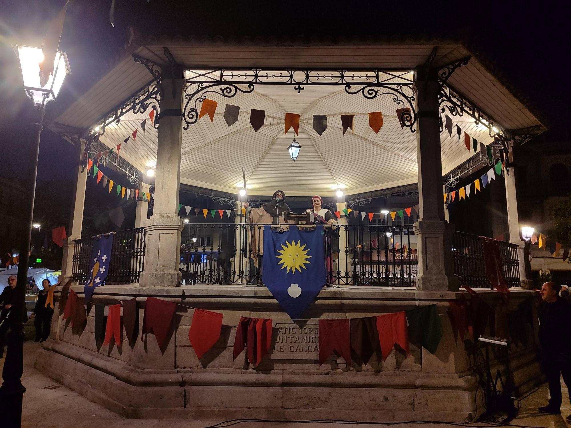 Pregón de la fiesta "A defensa da vila", que conmemora la invasión turca en Cangas, en el palco.