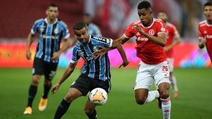 Alisson, con Matheus dos Santos, entre un Internacional - Gremio de la Copa Libertadores