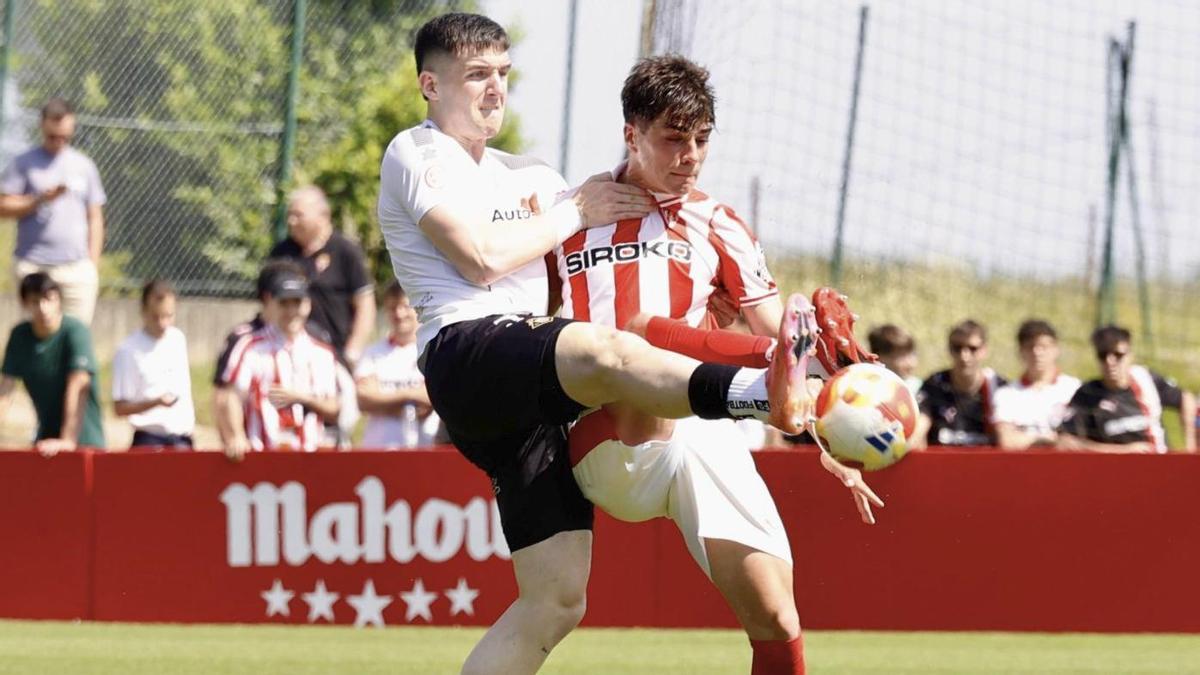 Miguel Conde, pugna por el balón con Mario Sánchez, del Caudal,en el último partido del filial en Mareo.