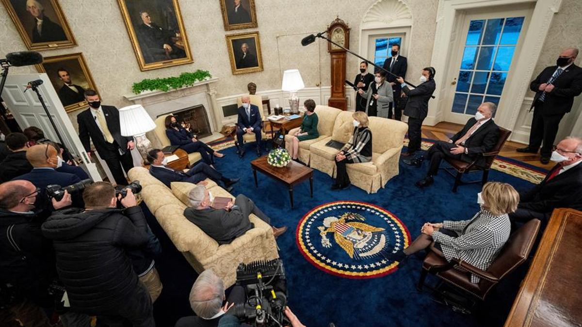 El presidente de EEUU Joe Biden y la vicepresidenta Kamala Harris se reúnen con senadores republicanos para hablar del plan de estímulo en el Despacho Oval de la Casa Blanca.