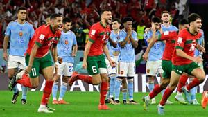 Los jugadores de Marruecos celebrando su acceso a los cuartos de final ante la decepción de la selección española