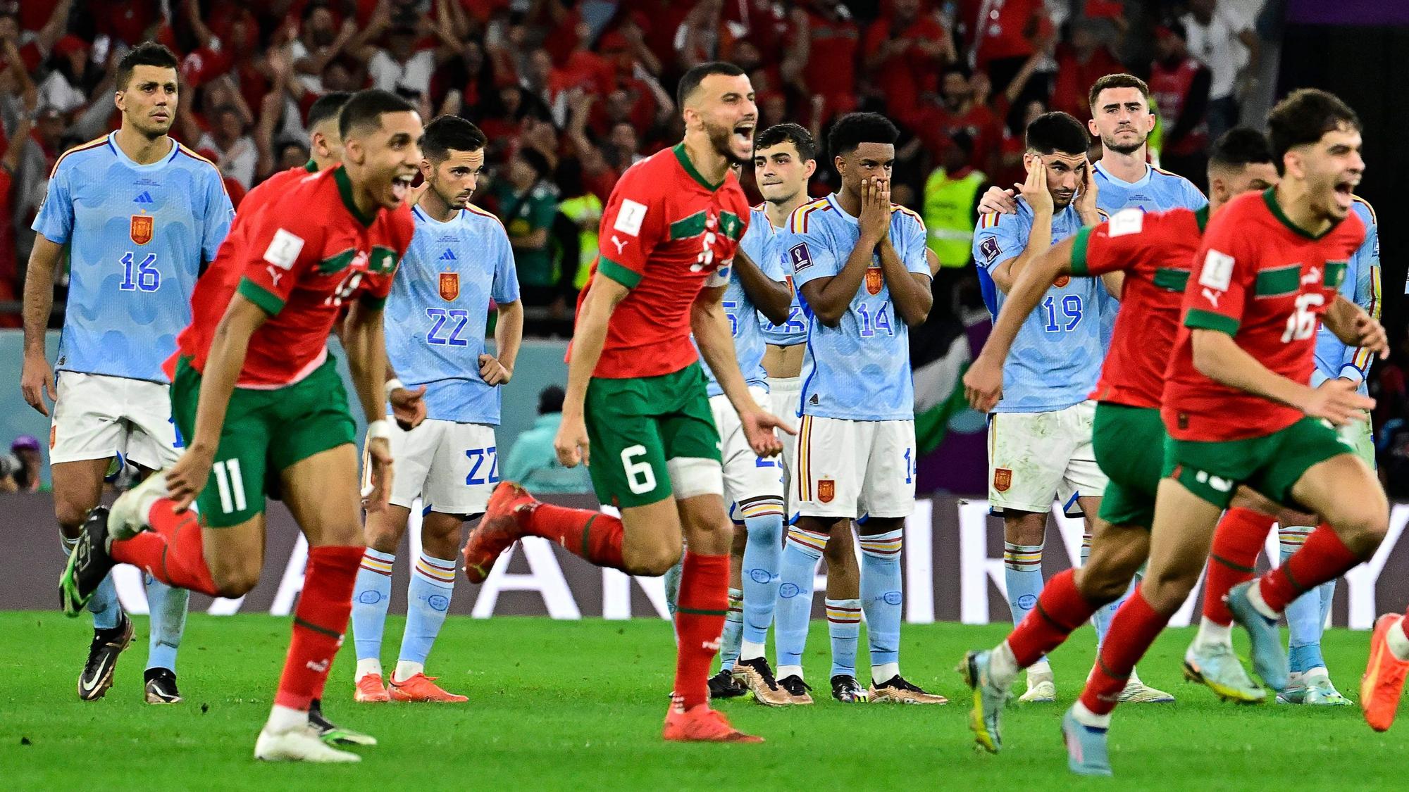 Los jugadores de Marruecos celebrando su acceso a los cuartos de final ante la decepción de la selección española