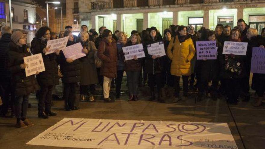 Decenas de personas durante la concentración convocada por la Coordinadora Feminista de Zamora en repulsa del nuevo Gobierno andaluz.