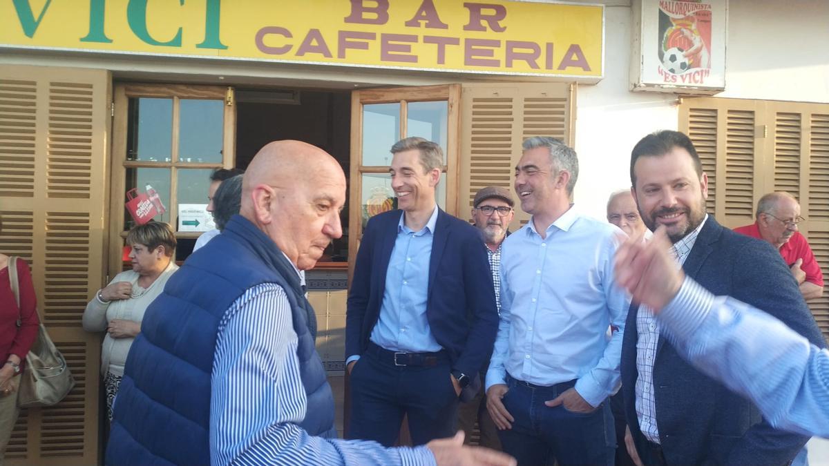 Alfonso Díaz, Toni Amor y Pablo Ortells, durante el aniversario de la Penya &#039;Es Vici&#039; de Campos.