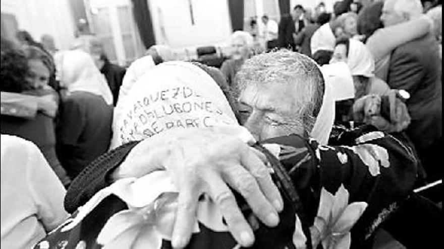 Madres de Plaza de Mayo se abrazan tras conocer  la sentencia del ex capellán policial Christian Von Wernich.