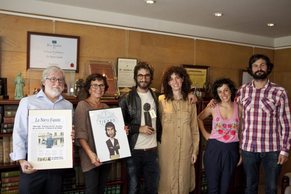 Entrega del premio Asturiano del Mes a Marc Vigil, director de la serie el 'Ministerio del tiempo'