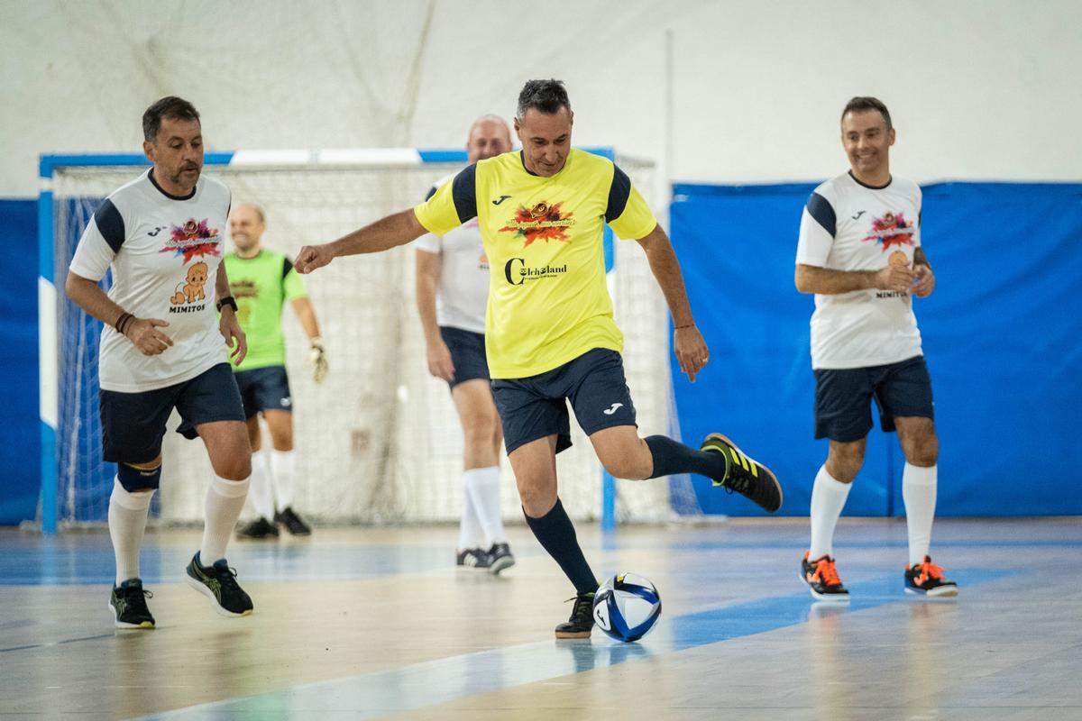 Masi Carvajal domina la pelota en presencia del alcalde Bermúdez.