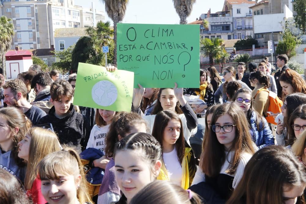 Decenas de jóvenes reivindican su 15-M en Vigo. // Alba Villar