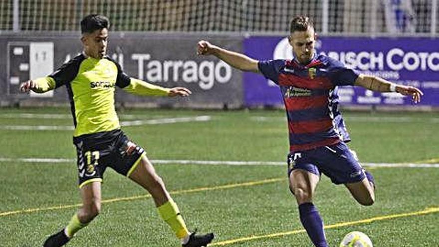 Diego González rep la pressió de Roger Brugué (Nàstic).