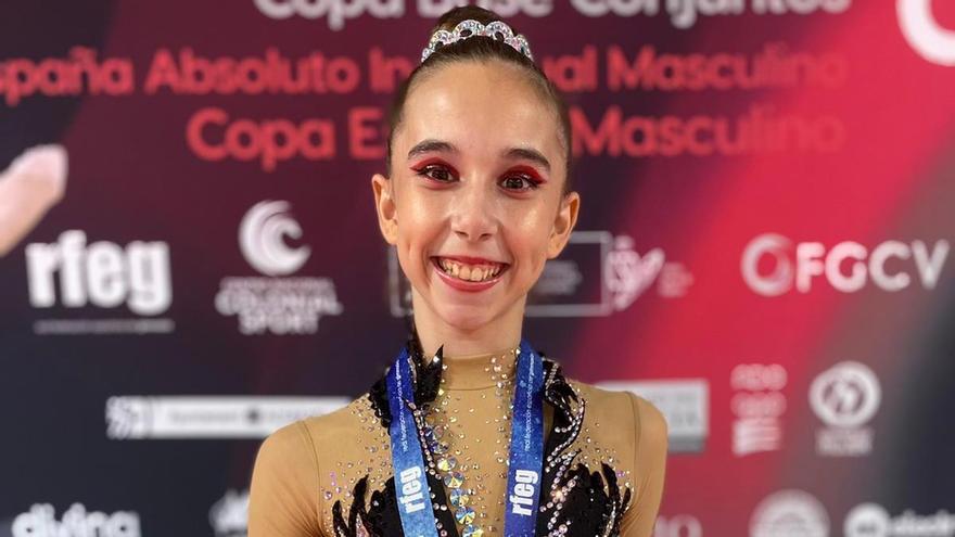 La joven gimnasta Lucía García con la medalla de bronce obtenida en la prueba de aro.