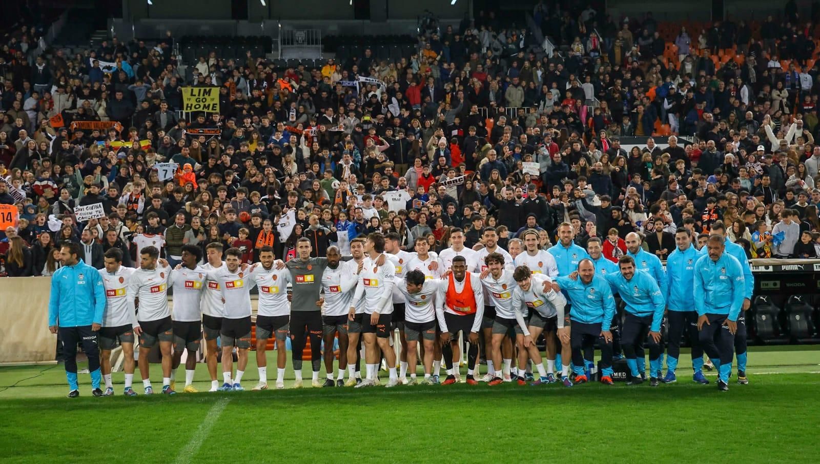 La afición se vuelca con el Valencia CF en el entrenamiento de Mestalla