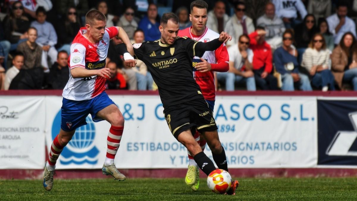 Un lance del partido disputado esta tarde en A Lomba entre el Arosa y el Compostela