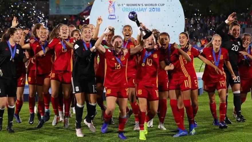 La selección española sub&#039;17 celebra el Mundial ganado el sábado por la noche ante México en Uruguay.