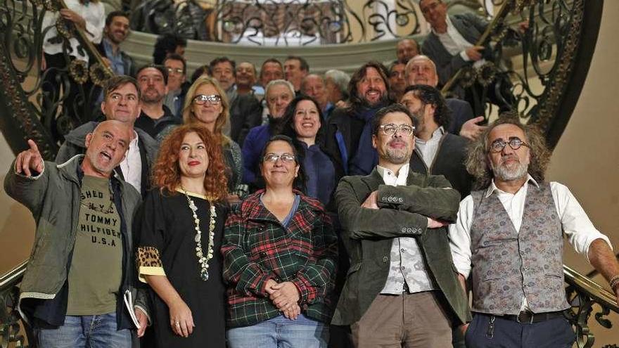 Foto realizada en noviembre de los candidatos a presidir entonces la SGAE. Entonces fue elegido el gaitero José Ángel Hevia (4º por la izquierda). A su lado, a la derecha, el vigués Teo Cardalda. Segunda por la izquierda, Pilar Jurado, escogida ayer nueva presidenta tras el cese del primero. // E.P.