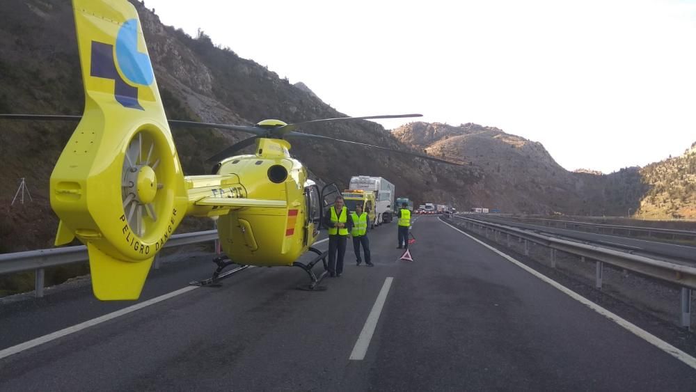 La autopista del Huerna, cortada por un accidente en Barrios de Luna