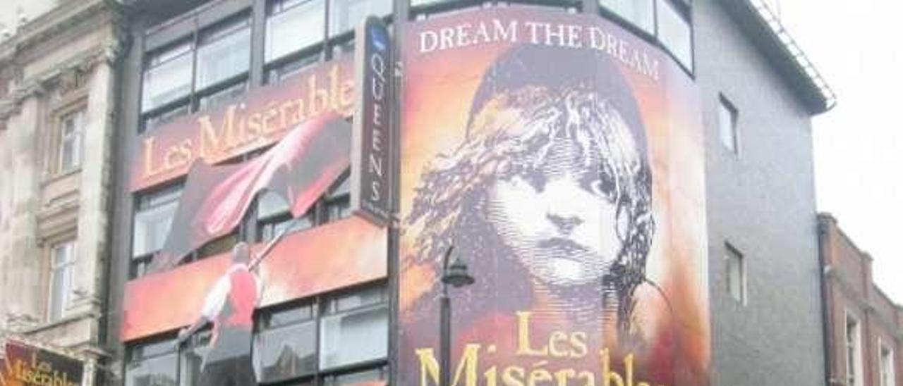 Alfonso Casado, delante del Queen&#039;s Theatre, en el West End de Londres.