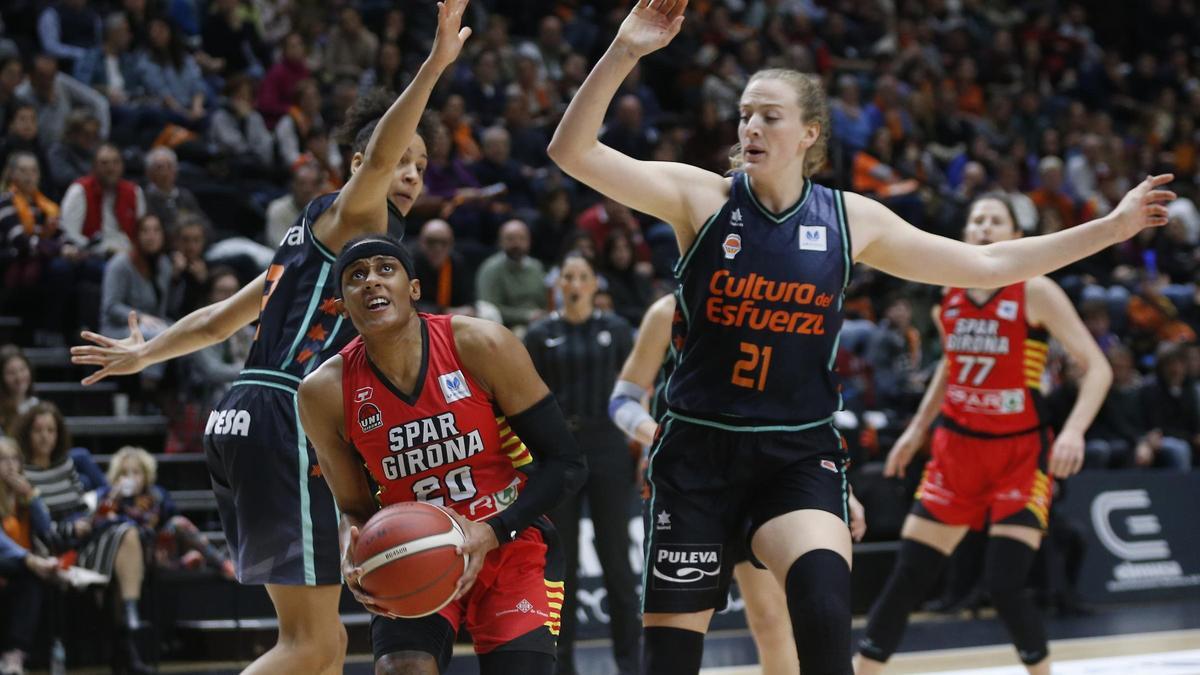 Brittney Sykes, amb la pilota a les mans, en una acció del partit.