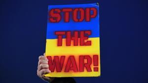 Un cartel pide el fin de la guerra en Ucrania, en las protestas de Londres.